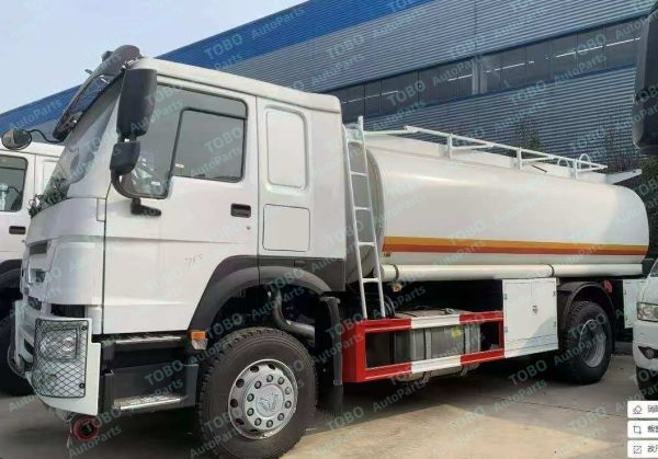 HOWO 4X2 Truck with a 20-cubic-meter oil tank - 图片 2